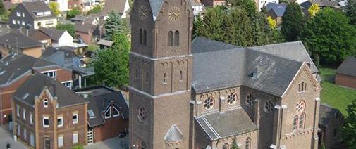 St. Hubertus vom Kran beim Maibaumsetzen fotographiert