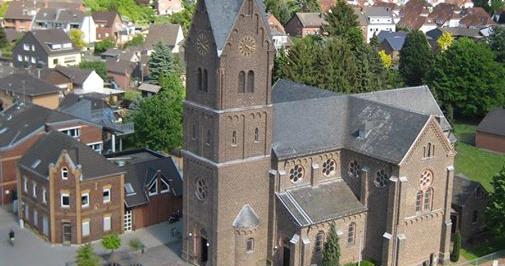 St. Hubertus vom Kran beim Maibaumsetzen fotographiert