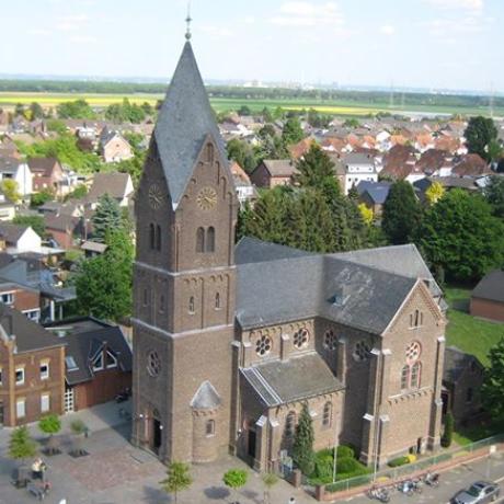 St. Hubertus vom Kran beim Maibaumsetzen fotographiert