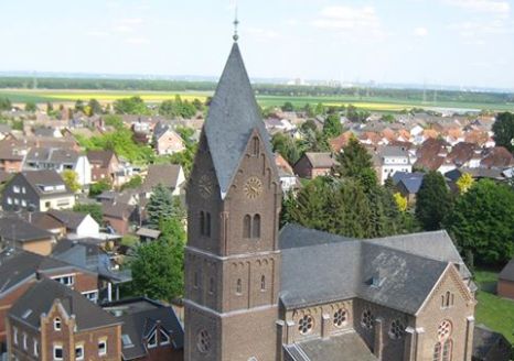 St. Hubertus vom Kran beim Maibaumsetzen fotographiert