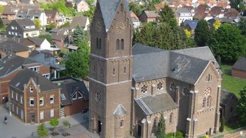 St. Hubertus vom Kran beim Maibaumsetzen fotographiert