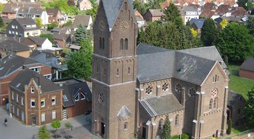 St. Hubertus vom Kran beim Maibaumsetzen fotographiert