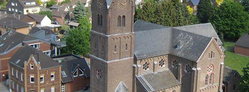 St. Hubertus vom Kran beim Maibaumsetzen fotographiert