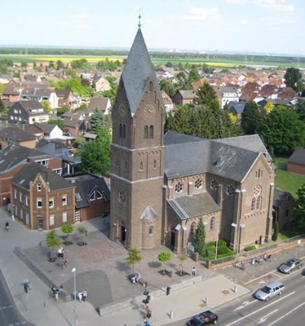 St. Hubertus vom Kran beim Maibaumsetzen fotographiert