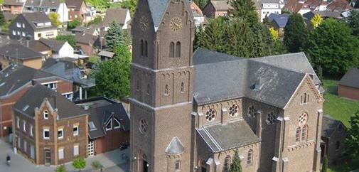 St. Hubertus vom Kran beim Maibaumsetzen fotographiert