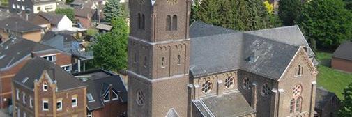 St. Hubertus vom Kran beim Maibaumsetzen fotographiert
