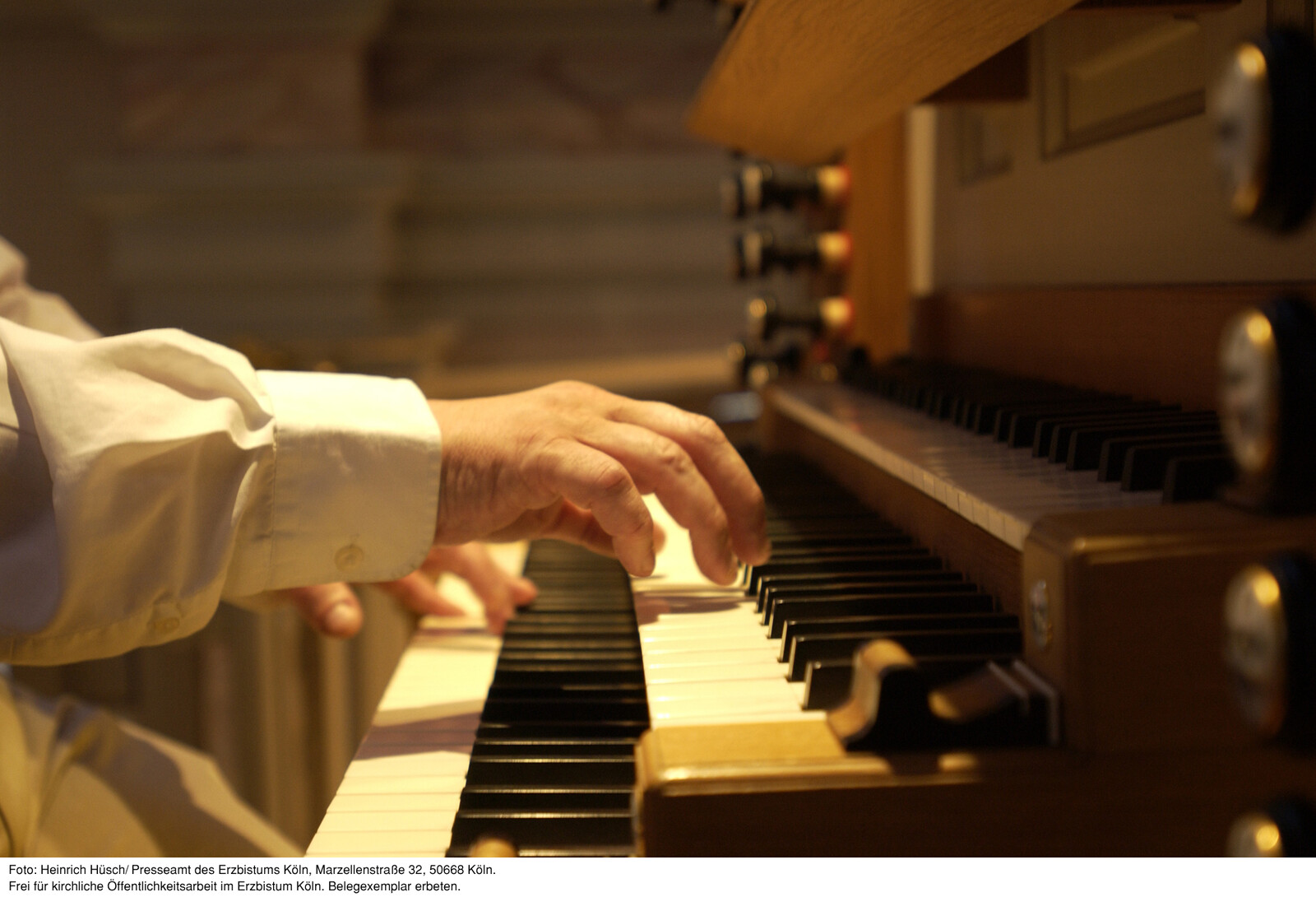 Viele katholische Kirchenchöre tragen den Namen Cäcilia. Warum das so ist und warum Singen Freude bereitet, erklärt dieser Beitrag. Das Foto aus dem MAM zeigt einen Orgelspieler aus dem Erzbistum Köln.