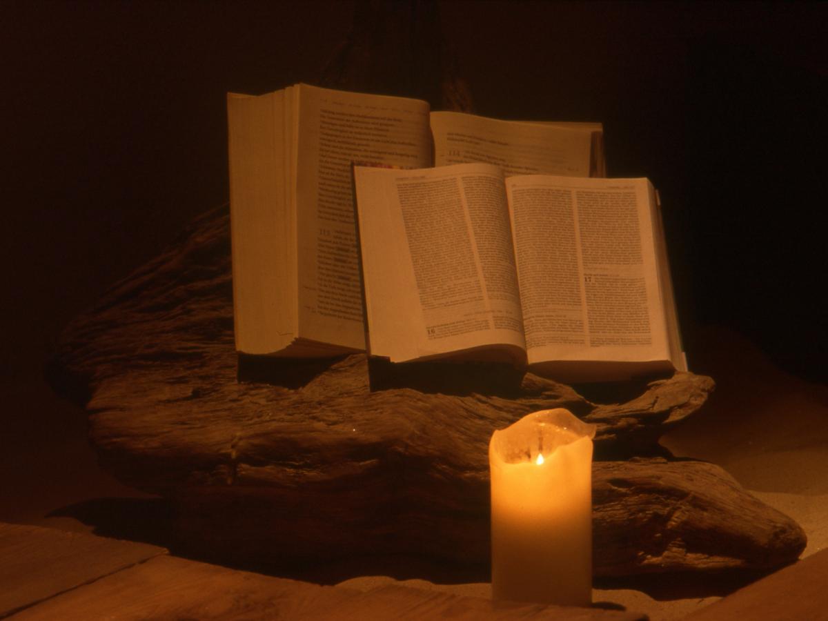 offenes Buch, Kerze, Kerzenschein, Andacht, andächtig sein, erinnerlichen, Als Bibel (altgriechisch ?????? biblia ‚Bücher‘; daher auch Buch der Bücher) bezeichnet man eine Schriftensammlung, die im Judentum und Christentum als Heilige Schrift mit normativem Anspruch für die ganze Religionsausübung gilt. Die Bibel des Judentums ist der dreiteilige Tanach, der aus der Tora (Weisung), den Nevi’im (Propheten) und Ketuvim (Schriften) besteht. Diese Schriften entstanden seit etwa 1200 v. Chr. im Kulturraum der Levante und Vorderen Orient und wurden bis 135 n. Chr. kanonisiert. Das Christentum übernahm alle Bücher des Tanachs, ordnete sie anders an und stellte sie als Altes Testament (AT) dem Neuen Testament (NT) voran. Beide Teile wurden bis zum 3. Jahrhundert für kanonisch erklärt; spätere christliche Konfessionen haben diesen Kanon leicht abgewandelt. Die zweiteilige Bibel ist das am häufigsten gedruckte und publizierte und in die meisten Sprachen übersetzte schriftliche Werk der Welt. Ex-Bild-DB-ID: 568