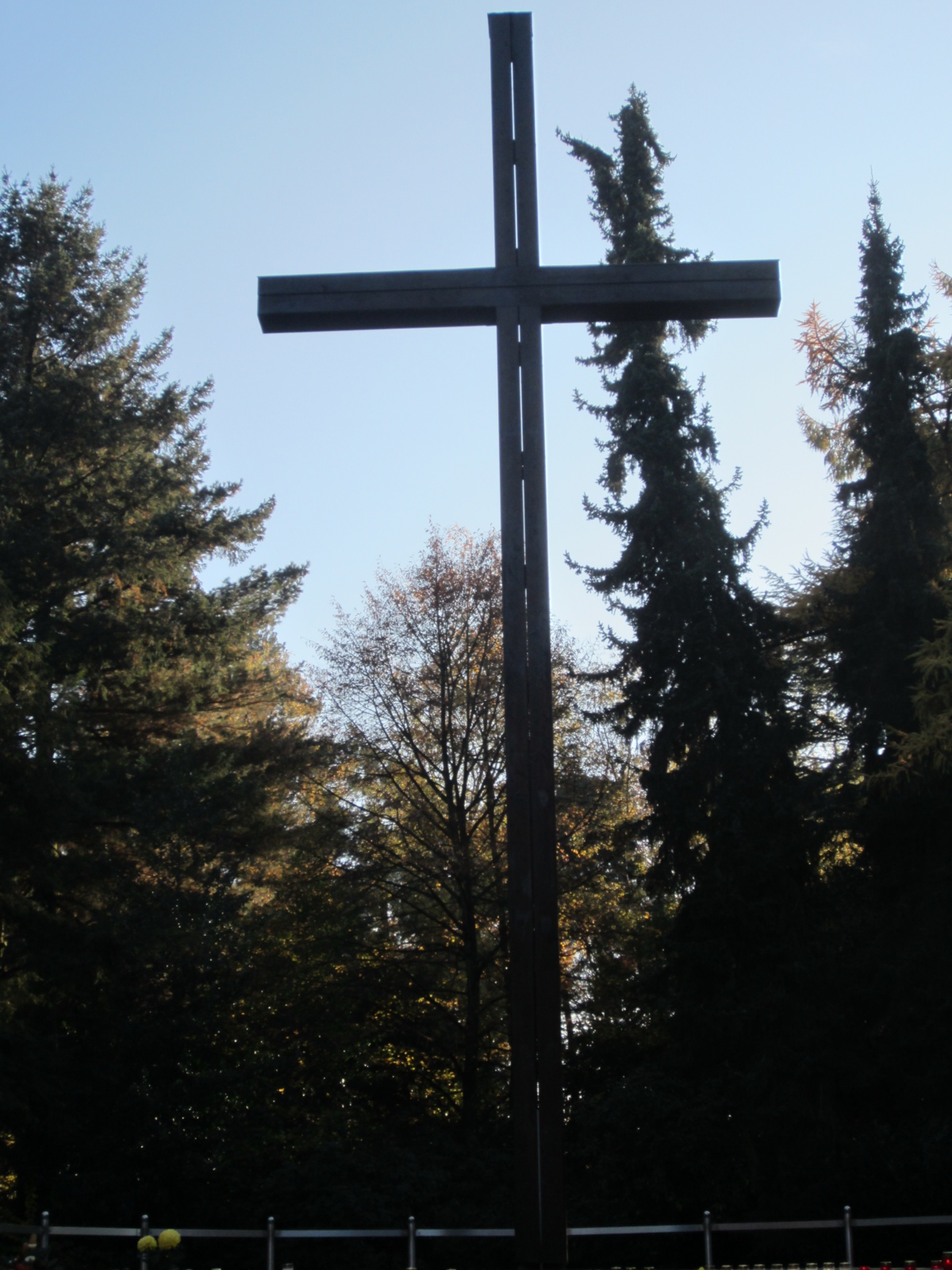 Allerheiligen ist ein hoher katholischer Feiertag und wird jedes Jahr am 1. November begangen.  Brennende Kerzen auf den Gräbern, ein Besuch auf dem Friedhof, Gräbersegnungen, Totengedenken, Hier: Friedhof der Pfarre St. Remigius, Leverkusen-Opladen  Allerheiligen (lateinisch Festum Omnium Sanctorum) ist ein christliches Fest, zu dem aller Heiligen gedacht wird, der „verherrlichten Glieder der Kirche, die schon zur Vollendung gelangt sind“[1], der bekannten wie der unbekannten.[2] Das Fest wird in der Westkirche am 1. November begangen, in den orthodoxen Kirchen am ersten Sonntag nach Pfingsten. Allerheiligen ist ein Hochfest und in nahezu allen Diözesen ein gebotener Feiertag[3] der katholischen Kirche und ein Principal Feast der anglikanischen Kirche. Die liturgische Farbe ist Weiß. Die lutherischen Kirchen feiern es als Gedenktag der Heiligen (hier ist die liturgische Farbe Rot), ähnlich auch weitere protestantische Kirchen.  An Allerseelen (lateinisch [Dies] in commemoratione omnium fidelium defunctorum, „Tag des Gedenkens an alle verstorbenen Gläubigen“) begeht die römisch-katholische Kirche das Gedächtnis ihrer Verstorbenen. Das Gedächtnis aller Seelen wird im Kirchenjahr am 2. November begangen, einen Tag nach dem Hochfest Allerheiligen. Ex-Bild-DB-ID: 18374