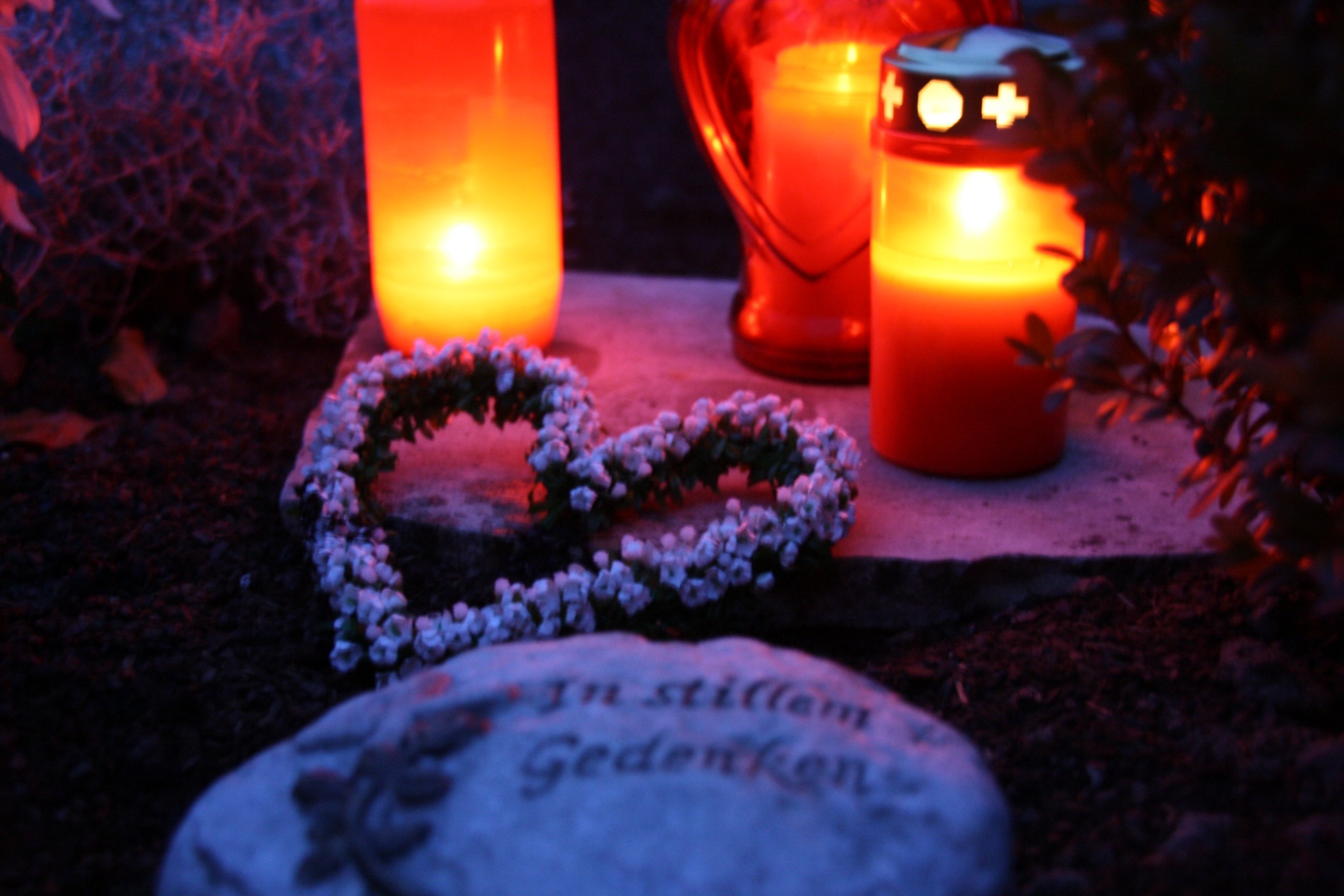 Allerheiligen ist ein hoher katholischer Feiertag und wird jedes Jahr am 1. November begangen.  An Allerseelen (lateinisch [Dies] in commemoratione omnium fidelium defunctorum, „Tag des Gedenkens an alle verstorbenen Gläubigen“) begeht die römisch-katholische Kirche das Gedächtnis ihrer Verstorbenen. Das Gedächtnis aller Seelen wird im Kirchenjahr am 2. November begangen, einen Tag nach dem Hochfest Allerheiligen.  Inschrift In stillem Gedenken Grabschmuck mit Herz und Stein   Brennende Kerzen auf den Gräbern, ein Besuch auf dem Friedhof, Gräbersegnungen, Totengedenken Ex-Bild-DB-ID: 3071