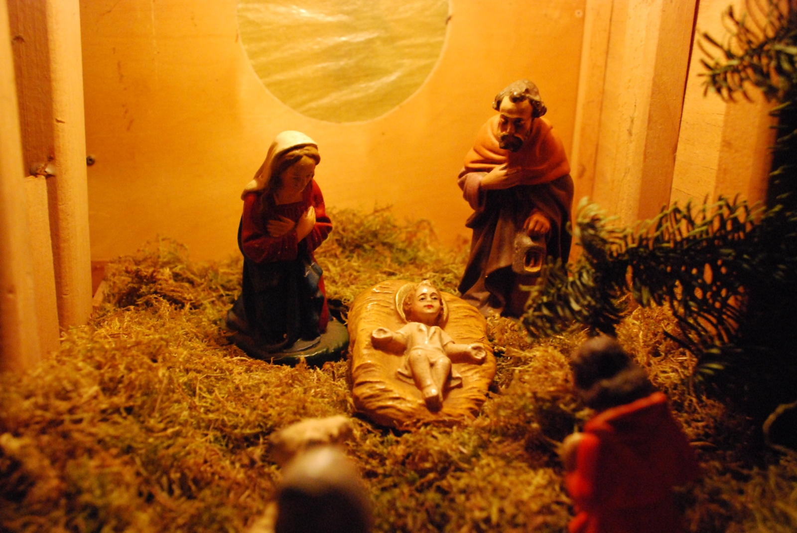 Eine Weihnachtskrippe ist eine Darstellung der Geburt Christi aus der Weihnachtsgeschichte oder anderer Szenen aus dem Leben Jesu Christi, meist durch Figuren in einer Modelllandschaft Betlehems.  Die Weihnachtskrippen verbinden die Bilderwelt der Adventszeit mit dem Dreikönigsfest. Ex-Bild-DB-ID: 4367