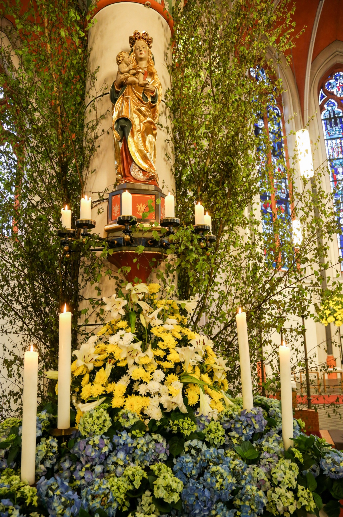 Foto:  21.5.2015

Mit Blumen und Birkenzweigen geschmückte Marienstatue bei der Maiandacht am 21. Mai 2015 in der Sankt Barbara Kirche in Bonn-Ippendorf.
