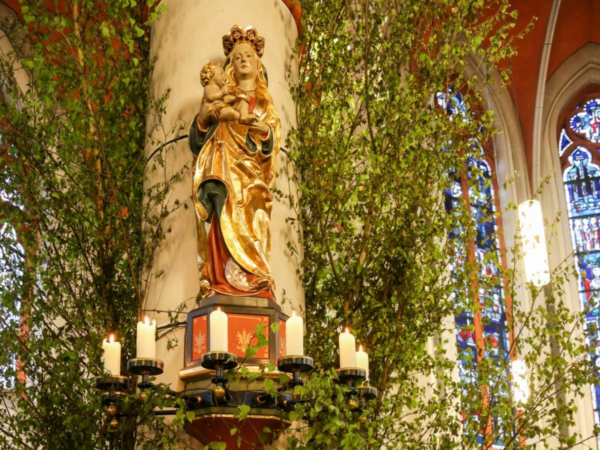 Foto: 21.5.2015
Mit Blumen und Birkenzweigen geschmückte Marienstatue bei der Maiandacht am 21. Mai 2015 in der Sankt Barbara Kirche in Bonn-Ippendorf.